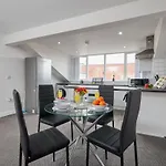 Apartment Centre - Sleeps 3 - Corporate & Family Relocations - Workspace & Wifi - Free Parking