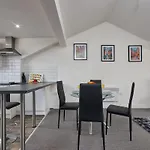 Centre - Sleeps 3 - Corporate & Family Relocations - Workspace & Wifi - Free Parking Apartment Leeds (West Yorkshire)
