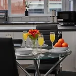 Apartment Centre - Sleeps 3 - Corporate & Family Relocations - Workspace & Wifi - Free Parking *
