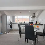 Apartment Centre - Sleeps 3 - Corporate & Family Relocations - Workspace & Wifi - Free Parking *