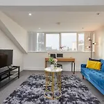 Centre - Sleeps 3 - Corporate & Family Relocations - Workspace & Wifi - Free Parking 아파트 리즈