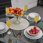 Apartment Centre - Sleeps 3 - Corporate & Family Relocations - Workspace & Wifi - Free Parking Leeds (West Yorkshire)