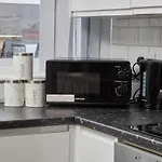 Centre - Sleeps 3 - Corporate & Family Relocations - Workspace & Wifi - Free Parking * Leeds (West Yorkshire)