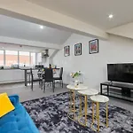 Centre - Sleeps 3 - Corporate & Family Relocations - Workspace & Wifi - Free Parking * Leeds (West Yorkshire)