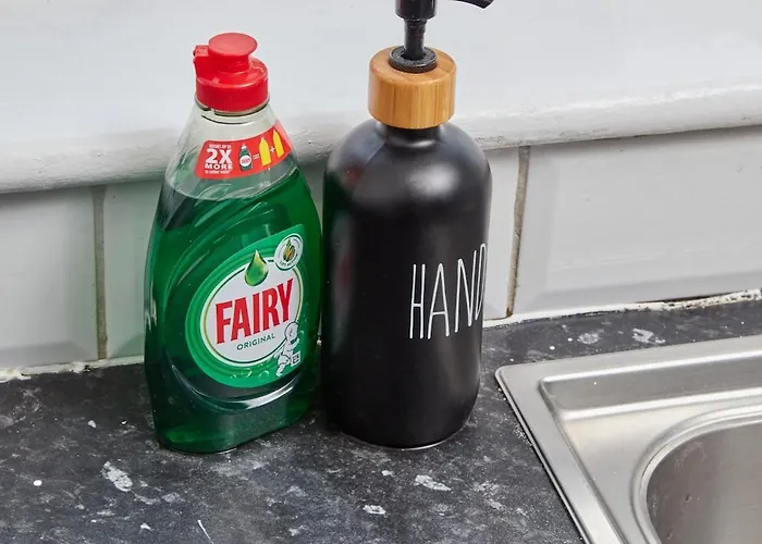 Apartment Centre - Sleeps 3 - Corporate & Family Relocations - Free Parking *