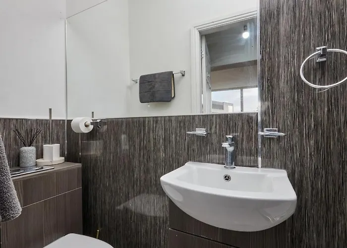 Apartment Centre - Sleeps 3 - Corporate & Family Relocations - Free Parking Leeds (West Yorkshire)