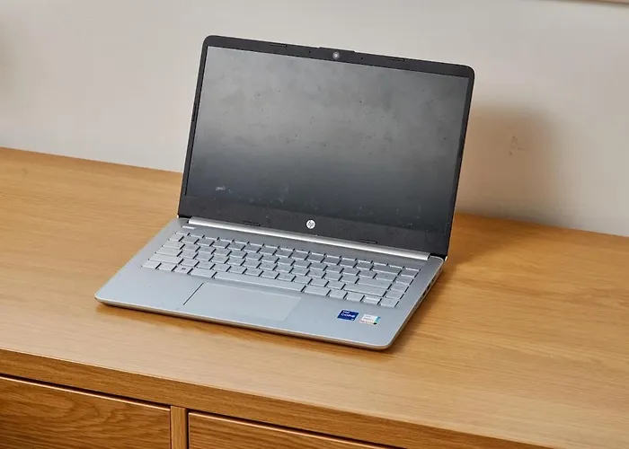 Apartment Centre - Sleeps 3 - Corporate & Family Relocations - Free Parking *