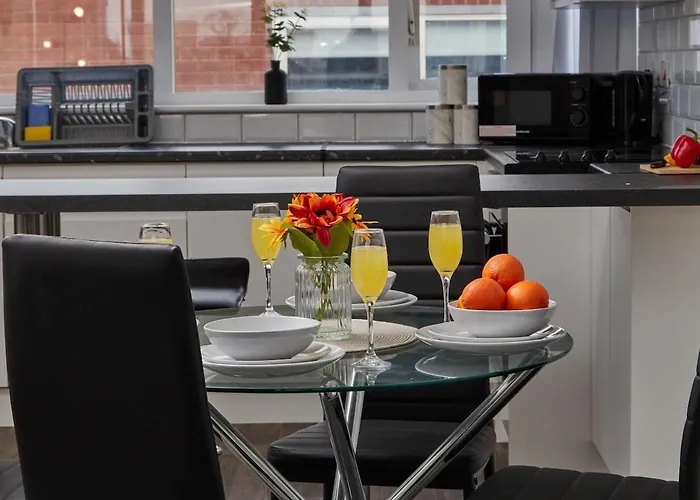 Apartment Centre - Sleeps 3 - Corporate & Family Relocations - Free Parking *