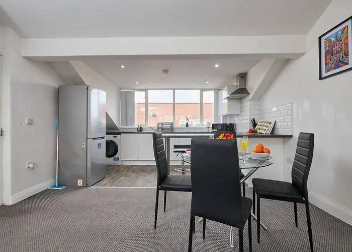 Apartment Centre - Sleeps 3 - Corporate & Family Relocations - Free Parking *